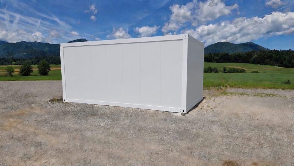 Bivalni kontejner ContBlox 3x6 na zeleni lokaciji